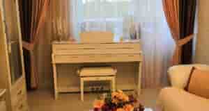 Уважаемые знатоки! Подскажите, пожалуйста, надо ли на стену над диваном вешать картину? Такое ощущение,…