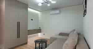 Очень стильная, современная с классной планировкой: просторная кухня, прихожая (диван), отдельная спальня (кровать). Капитальный…