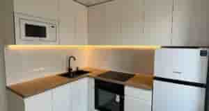 Выжали максимум из этой кухни. — Фасады: крашеный МДФ. — Фурнитура: завесы с плавной…