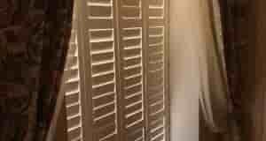 Фото с монтажа. Сделали заказ, установили ШАТТЕРСЫ с ПОВОРОТНЫМИ ламелями. Дверь на балкон. Конфигурация…