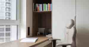 Рабочая зона и большой шкаф. Смогли поместить в одной небольшой комнате огромный рабочий стол…