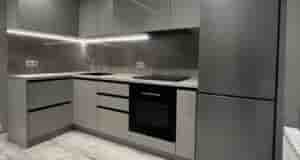 Размер кухни 1400*3100*2600 мм. Материалы: фасады акрил, корпус и столешница EGGER. Фурнитура: BOYARD. Стоиомость…