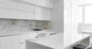 — Навесные шкафы в три яруса; — Организовали большую рабочую поверхность; — Спрятали котел,…