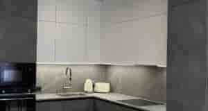 Недавно нам установили. Шикарная кухня в современном стиле из пластика. Практически вся кухня их…