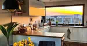 Конечно, это одна из самых шикарных кухонь, которые мне попадались. Она просто идеальная. Также…