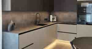 Стильная кухня в современном стиле с гладкими фасадами без лишнего пафоса. Также сделали стильную…