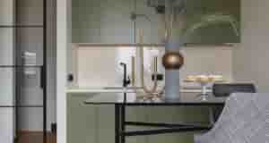 ЖК «Серебряный фонтан». «Оливковая кухня, воздушный стеклянный стол и раздвижная стеклянная перегородка добавили много…