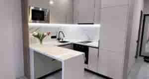 Кухня сразу после монтажа. Были очень сильно ограничены в площади, поэтому сделали П-образную кухню….