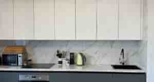 Современная Кухня с застройкой до потолка. Кухня МДФ крашеная, фасады комбинированные фрезированные и гладкие…