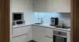 Ну а это наша кухня с небольшим зонированием. Кухня новая, продумали кухню сами. Вот…