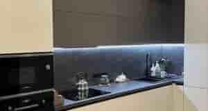 Современная кухня с гладкими фасадами под потолок. Вместительная, современная, очень практичная и долговечная. Вся…