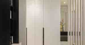 Справа от входа удобная подвесная тумба с ящиком для мелких вещей и зеркало вплоть…