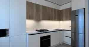 Хорошая современная кухня в крутом исполнении. Белые фасады в сочетании с деревом. Как по…