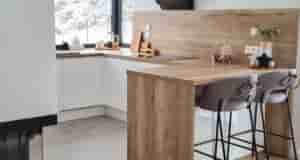 Обыкновенная кухня в классическом скандинавском стиле. Обратите внимание на стеновую панель. Все чаще мебельщик…