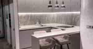 У нас было очень ограничено пространство, поэтому решили сделать небольшую, но очень вместительную кухню….