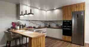 Нам площадь позволила разгуляться и сделать полноценную, большую кухню. Кухня до потолка. Холодильник не…