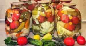 В стерилизованные банки положить, вымытые тщательно, разные овощи( репчатый лук, помидоры, цв. капуста, огурцы,…
