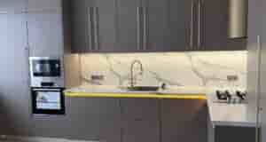 Очередная шикарная кухня со встроенной техникой и дополнительным местом для хранения. Мойка небольшая, но…