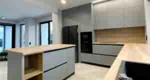 Шикарная кухня в современном стиле. До чего все круто продумано. Верхние фасады фрезерованные, все…