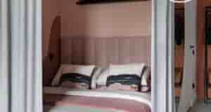 «Владелица этой однокомнатной квартиры в современном жилом комплексе Санкт-Петербурга — молодая девушка, студентка. «Она…