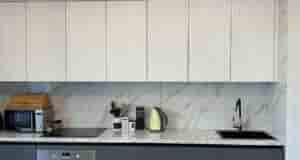 Фасады МДФ, крашенные. Отменная работа мебельщиков. Холодильник встроенный, слева. Кухня до потолка, но оставили…