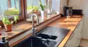 Замечательный скандинавский интерьер загородного дома. Все чаще встречаю кухни, где используют все свободное пространство…