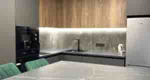 Кухня в современной исполнении. Гладкие фасады без фрезеровки, кухня из пластика. Кухня практичная, фасады…