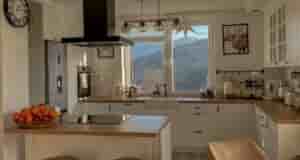 Очередной шикарный скандинавский интерьер загородного дома. На этот раз у нас кухня в идеальном…