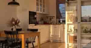 Шикарный скандинавский интерьер. Не перегружен, спокойный, много естественного света, красивая мебель и грамотная эргономика….