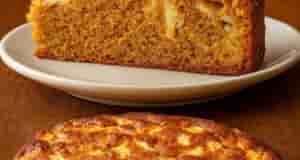 MEДОВЫЙ ПИРОГ С ЯБЛOKАМИ Ароматный, мягкий и влажный пирог на кефире с мёдом и…