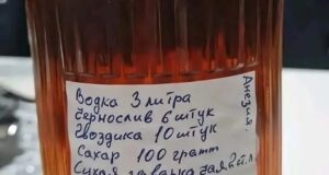 Настойка, приготовленная по традиционному рецепту: 3 литра водки 6 штучек чернослива 10 бутонов гвоздики…