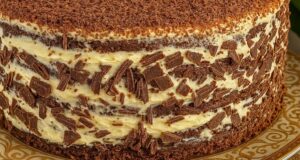 Этот торт не только невероятно вкусный, но и готовится достаточно просто! Шоколадные коржи, нежный…